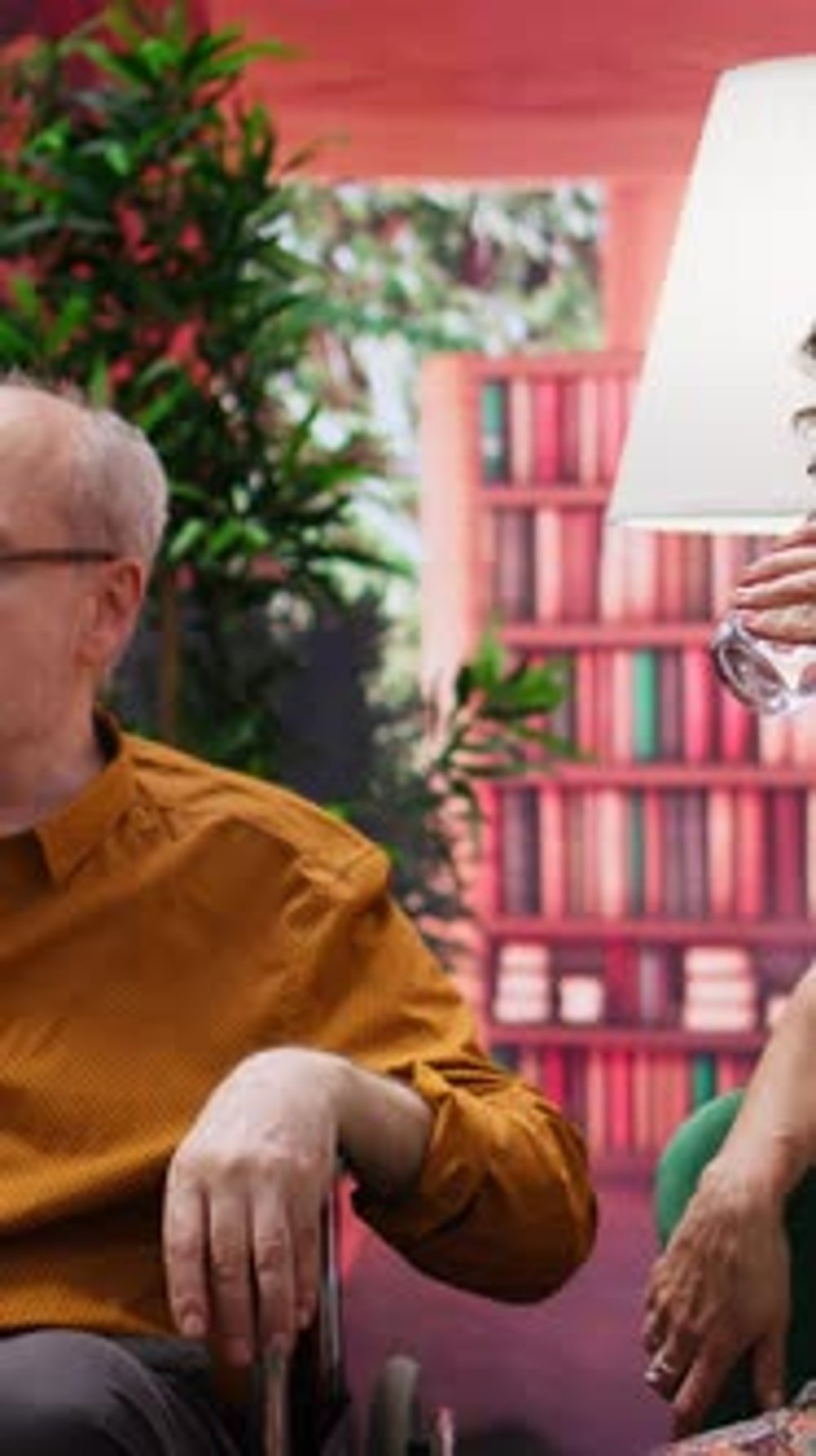 Vídeo vertical: Mulher sênior confortando seu marido com deficiência em ...