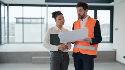 Arquiteto e investidor discutem projeto em um novo espaço de escritório