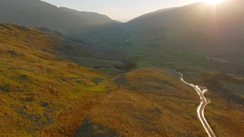 HARDKNOTT PASS, Lake District, Parque Nacional da Unesco, Aerial Sunrise, passe para trás, sol e sol