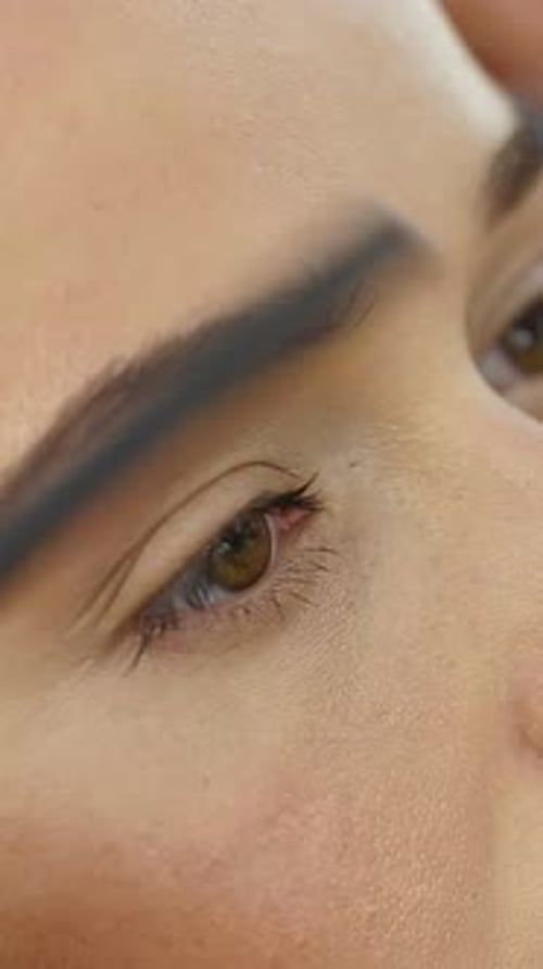 Permanentes Make-up für Augenbrauen. Kosmetikerin, die ein spezielles Permanent Make-up auf
die Augenbrauen aufträgt