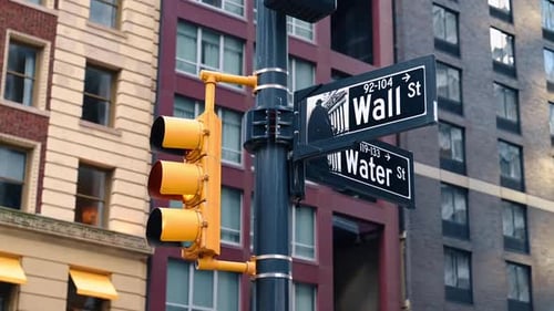 Mast mit Ampel und Abschleppwegschildern. Wall Street-Schild mit einem Bild.