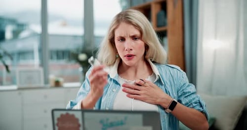 Inhalator, krank und Frau zu Hause, die am Laptop für ein freiberufliches kreatives Projekt im Wohnzimmer arbeitet