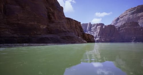 Vista panorâmica de águas calmas e falésias majestosas sob o céu azul na natureza