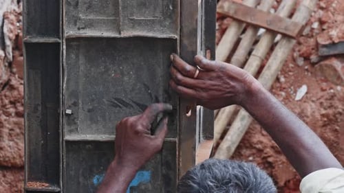 personne utilisant un boulon à écrou pour installer le coffrage de colonnes sur le chantier de construction. heure de jour, tir stable, cl