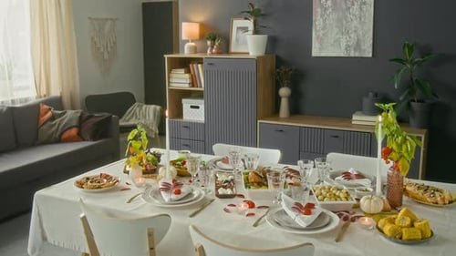 Intérieur du salon avec table de fête recouverte d'une nappe blanche