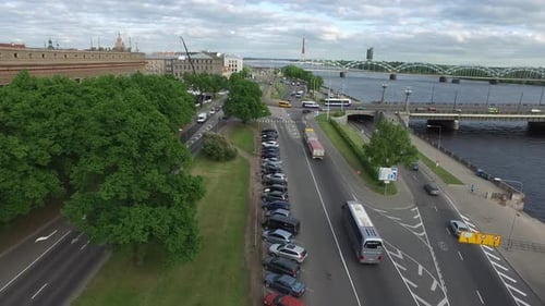 Drohnenaufnahme von Riga, Lettland, an einem hellen Sommertag mit Blick auf den Fluss Daugava und