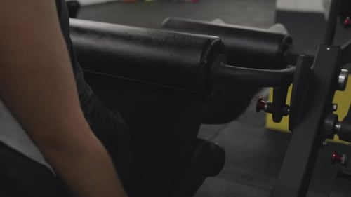 A extensão da perna em uma máquina é um exercício isolante para o quadríceps, promovendo definição.