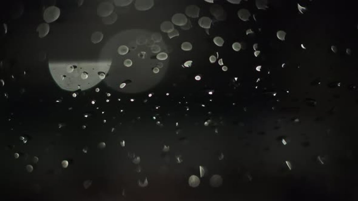 дождливой ночью у метро Капли дождя ночью, креативные кадры на черном фоне. Дождливая погода. Возьмите одну. , Стоковые видеоматериалы Включая: дождь и природа - Envato