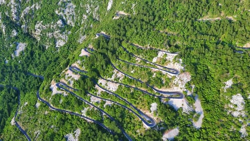 Estrada sinuosa: serpentina de Lovcensky com curvas perigosas que levam ao topo do Montenegrino