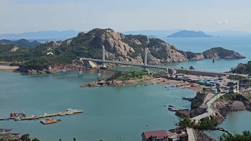 Pontes da Ilha Seonyu e vila de pescadores vistas do pico Daejangbong em Gunsan, Coreia do Sul. - zoom