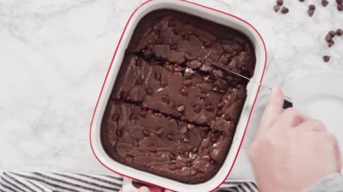 Hausgemachter Schokoladen-Brownie auf der Marmortheke