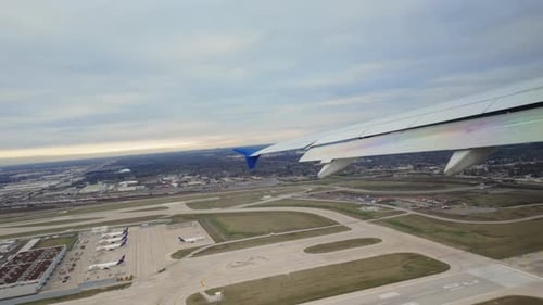 Imagem panorâmica da decolagem de avião no Aeroporto Internacional de Chicago