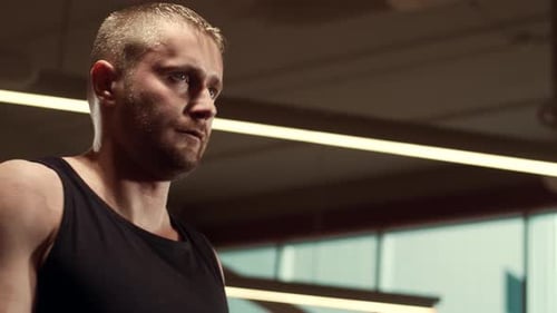 Sportlicher gutaussehender männlicher Sportler, der im Fitnessstudio mit Langhantel arbeitet Starker und gesunder Bodybuilder