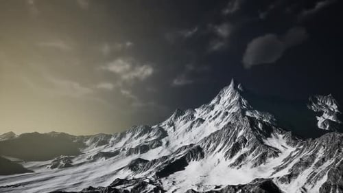 Montañas en el cielo nublado al atardecer