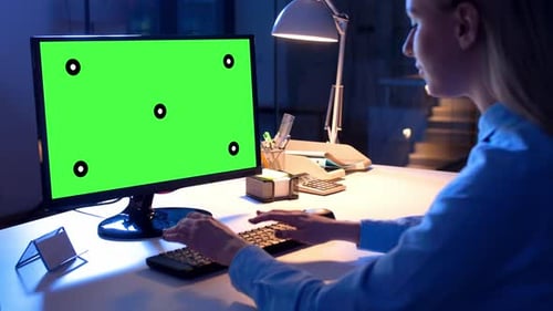 Geschäftsfrau arbeitet spät in der Nacht am Computer mit Greenscreen-Technologie