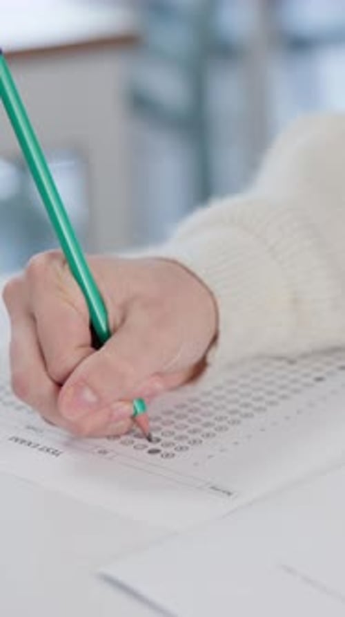 Prueba manual, escrita y para estudiantes con preguntas múltiples en el aula de la escuela para obtener una beca