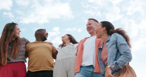 Soutenez, riez ou groupe d'amis en plein air pour voyager, partir à l'aventure ou passer des vacances avec une blague
