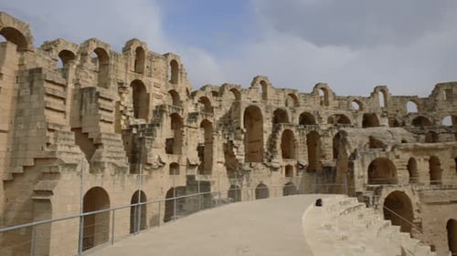 Monument célèbre préservé de l'amphithéâtre d'El Jem en Tunisie - plan panoramique