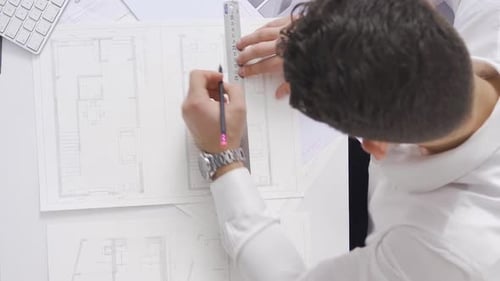 Vertikales Video eines jungen Architekturingenieurs, der im Büro arbeitet.