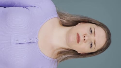 Vidéo verticale de La femme qui soupire et souffle par ennui.