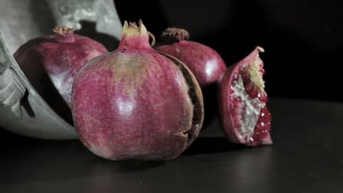 Reife Granatapfelfrüchte auf einem Drehteller