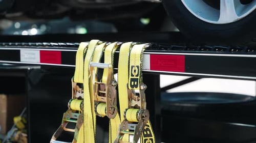 attaches de chargement à cliquet jaunes à cliquet de taille moyenne alignées sur le bord de la remorque du transporteur de voitures. Cale en T