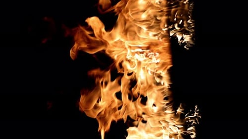 Großer Feuerwandübergang, der auf schwarzem Hintergrund erscheint