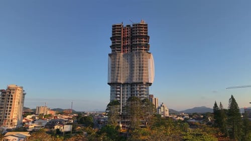 Vista aérea del imponente rascacielos en construcción con malla de seguridad. Penha, Brasil