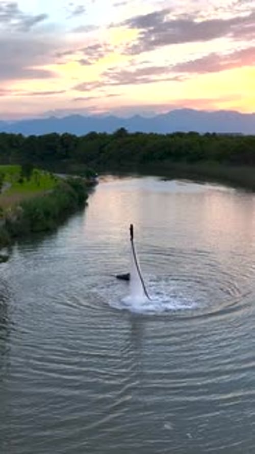 Vidéo verticale : spectacle de flyboard aérien pour filles, des exploits défiant la gravité à Belek, en Turquie