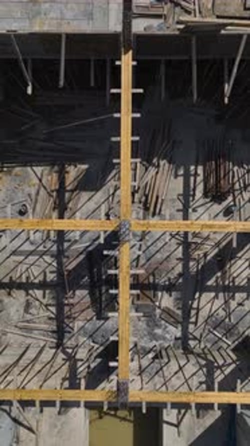 Un sitio de construcción vertical con vídeo cobra vida cuando los trabajadores construyen paredes y un nuevo piso con ingenieros