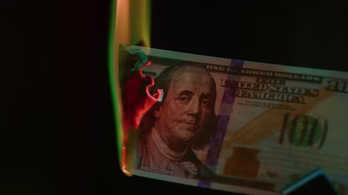 Brennender Dollar-Papierschein Hundert Dollar geht in Flammen auf USD Finanzieller Verlust und Verschwendung Zusammenbruch von