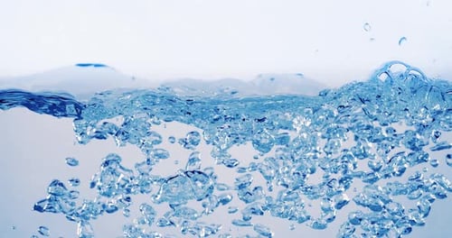 Viele Blasen im Wasser aus nächster Nähe, abstrakte Wasserwelle mit Blasen in Zeitlupe