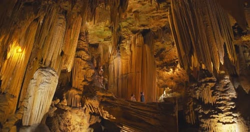 Paar erkundet die unterirdische Schönheit der Luray-Höhlen im Shenandoah-Tal