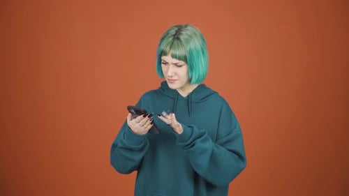 The young woman who can't use the app on the phone.