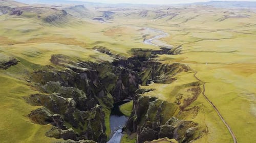 Drohne aus dem Canyon und der Landschaft von Fjadrargljufur