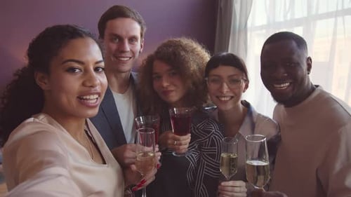 Des amis divers qui clignent des lunettes devant la caméra