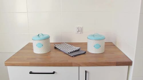 Accessoires figurant sur le placard de la cuisine