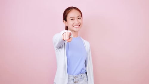 Das glückliche Mädchen Ia zeigt in die Kamera, will dich, lächelt und lädt dich ein, in die Firma zu kommen.