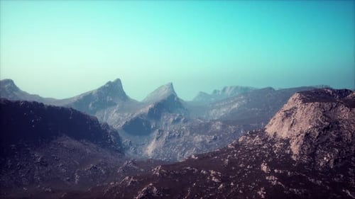 Felsen und Berge im Tiefnebel