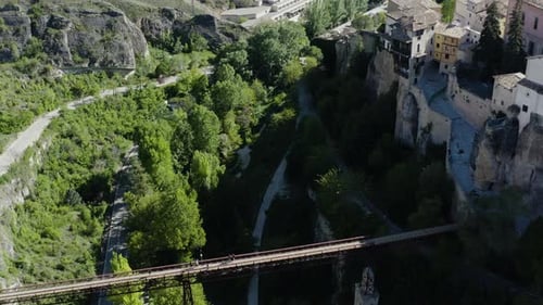 Hermosa toma aérea del paisaje español de los edificios junto al acantilado de Cuenca