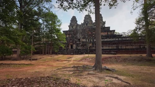 Mystische Tempelruinen von Angkor Wat, umgeben vom Dschungel