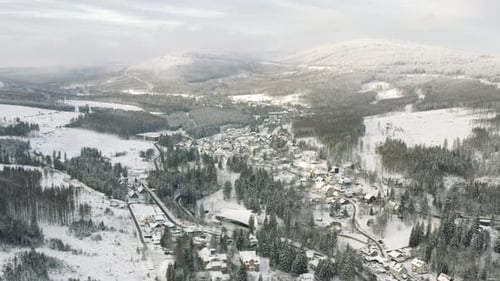 L'hiver dans le parc national du Harz. Vue aérienne par drone du village idyllique de Schierke au fond