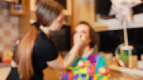 Techniken zum Auftragen von Make-up mit sanftem Fokus Eine kreative und künstlerische Schönheitsaufnahme, die einfängt