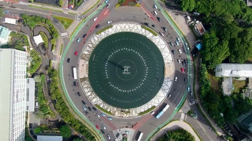 Rotatória Bundaran HI no centro da cidade de Jacarta, Indonésia. Aérea de cima para baixo diretamente acima