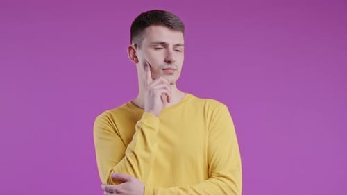 Geschickter Mann hat eine Idee, Heureka-Moment, zeigt mit dem Finger nach oben auf die pinke Lösung