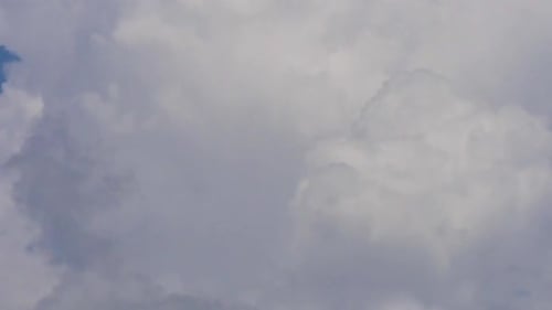 Chronologie d'épais nuages cumuleux se formant et se dispersant sur un ciel bleu, gros plan