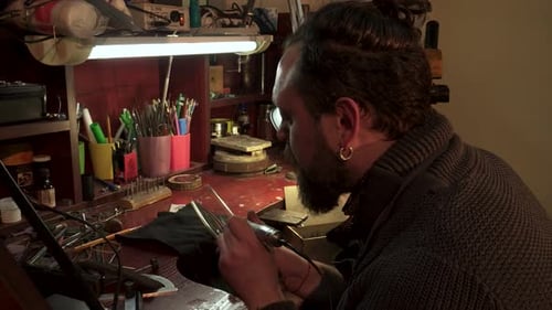 Un artisan concentré grave habilement des motifs complexes