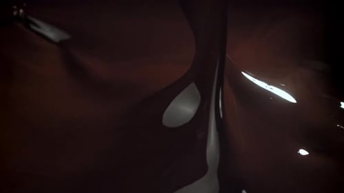 Des vagues et des éclaboussures de chocolat filmées par une caméra à haute vitesse à 1000 images par seconde