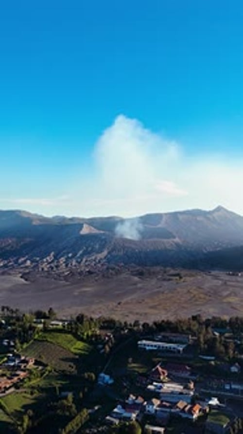 Le
volcan Bromo crache des gaz dans l'est de Java. Hyperlapse aérien