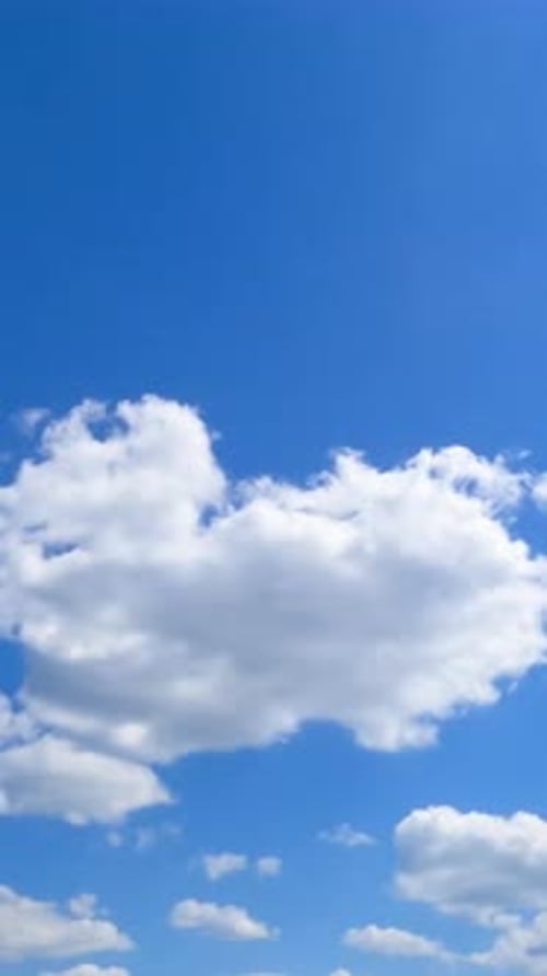 Geschwollene weiße Wolken erscheinen am blauen, klaren Himmel. Malerischer Zeitraffer
, der sich schnell bewegt